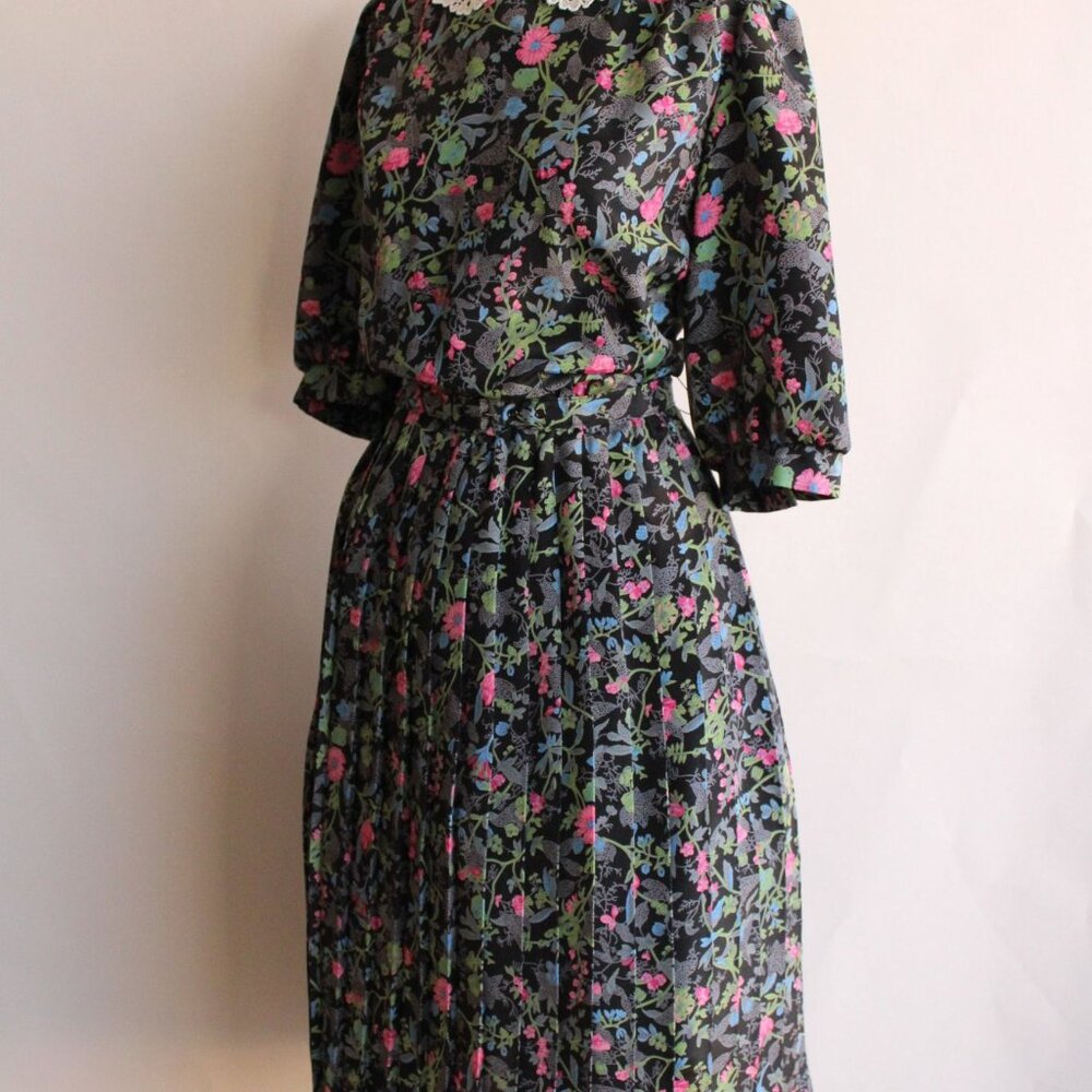 Vintage 1980's Dress with Belt, Breli Originals, Black Floral Print, Lace Collar - Picture 7 of 10